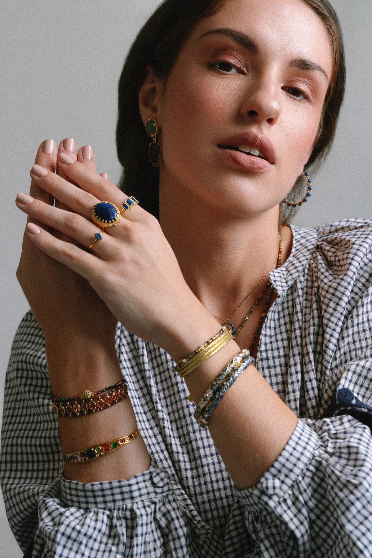 Bijoux Brin de Cuivre portés par un modèle, collier et bagues dans une lumière douce