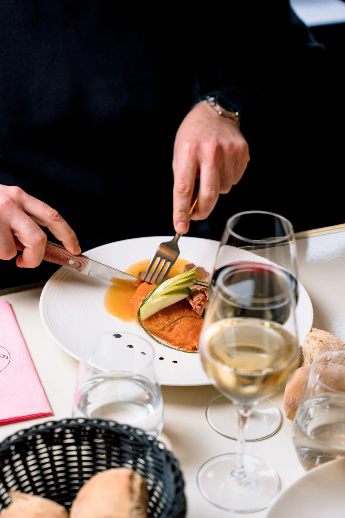 Plat servi à table chez By Georgette, avec le geste du service