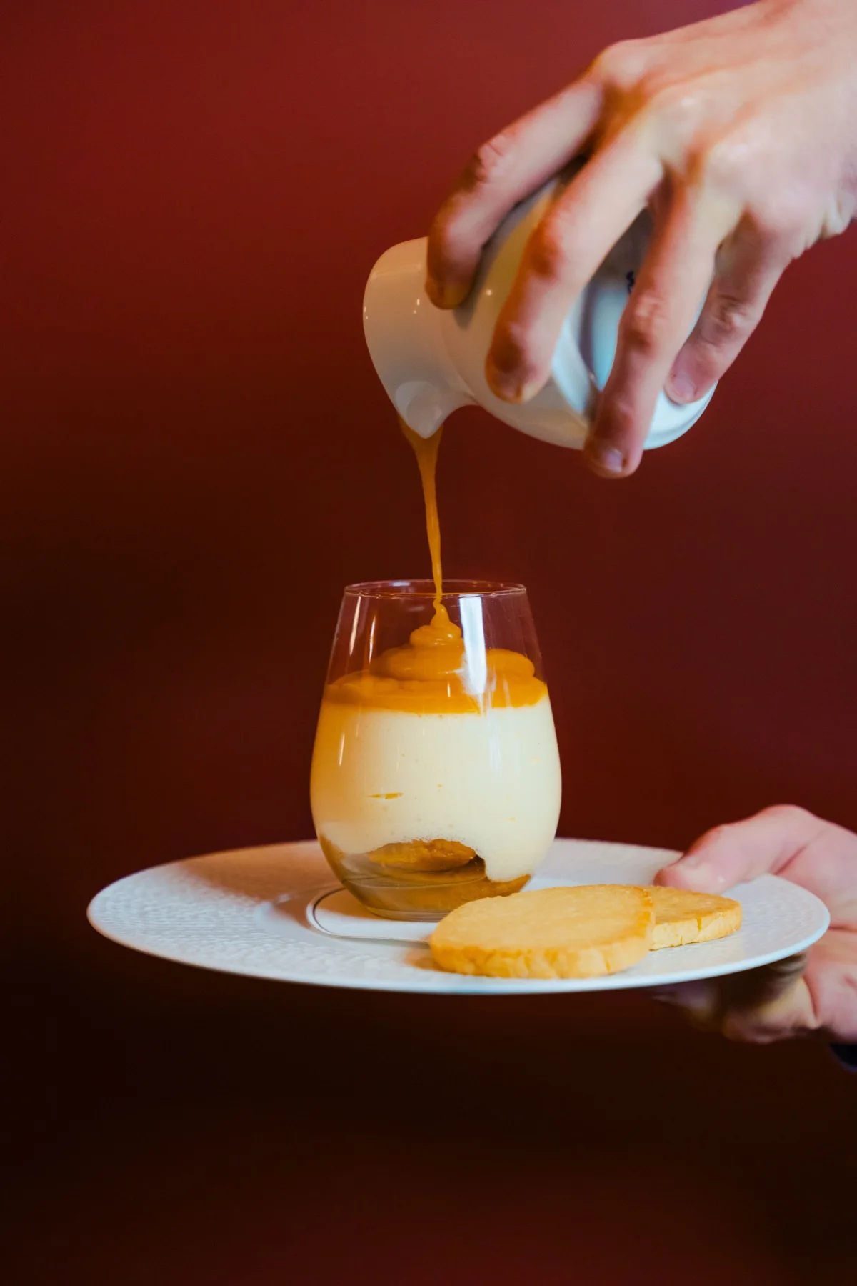 Geste de dressage d’un dessert servi chez By Georgette