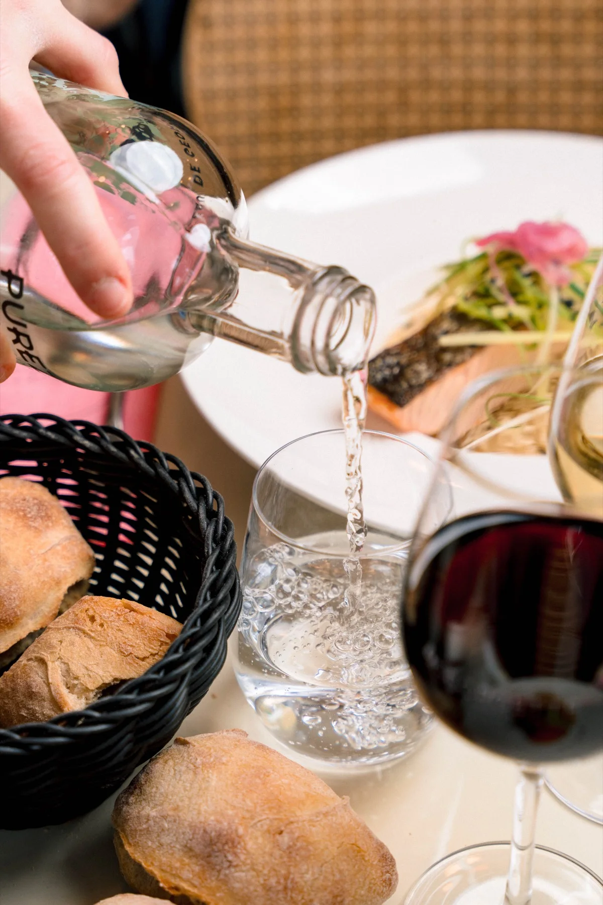 Versement d’une boisson à table chez By Georgette