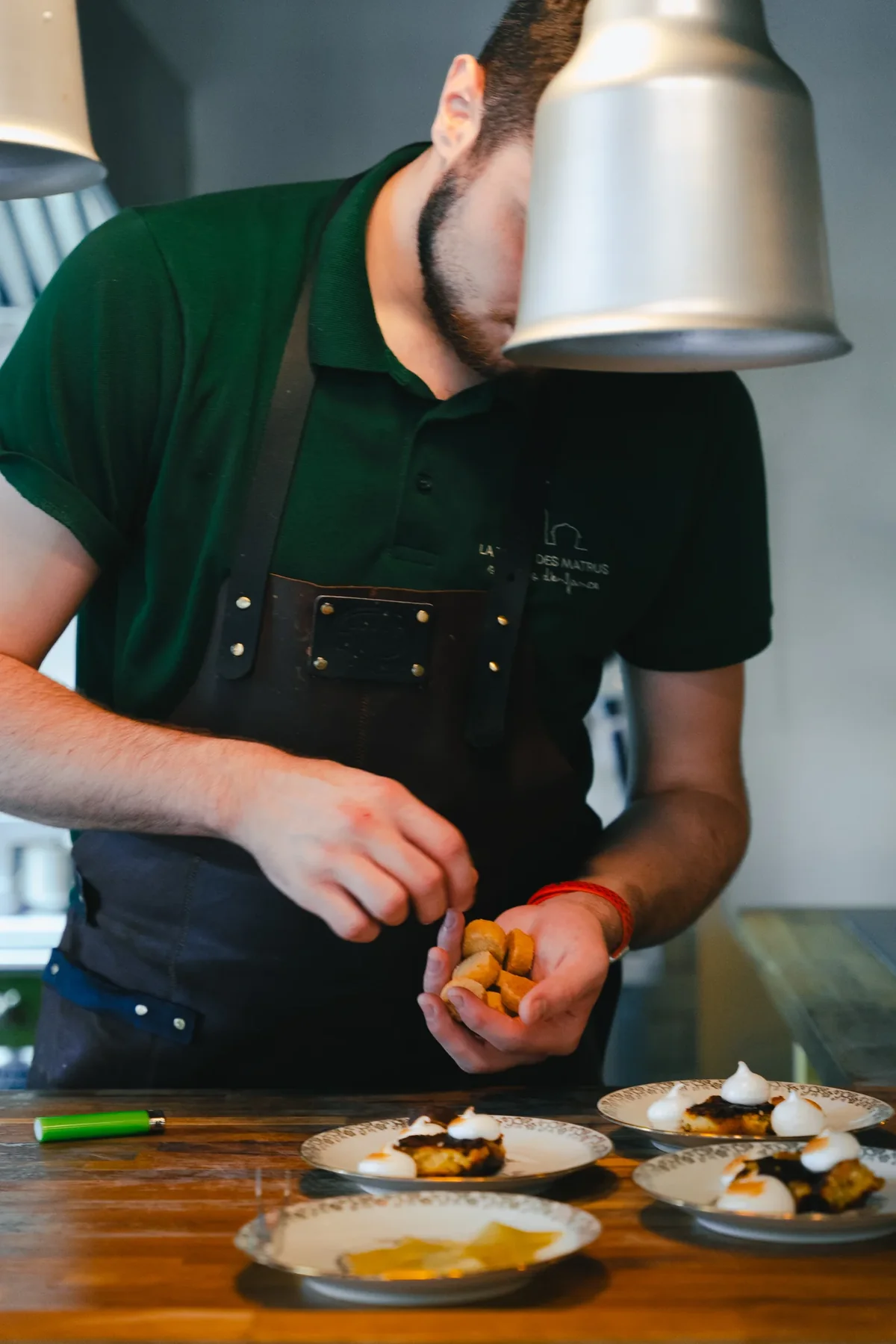Geste du chef en cuisine pendant le service