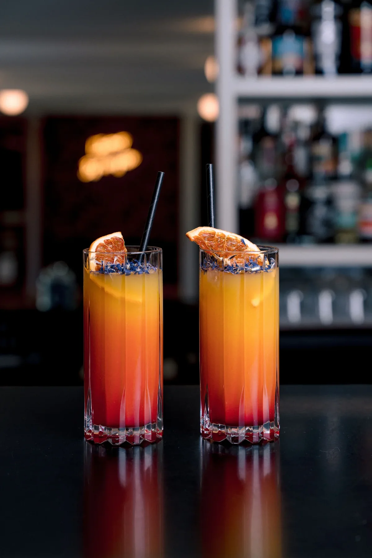 Cocktails photographiés sur un comptoir sombre