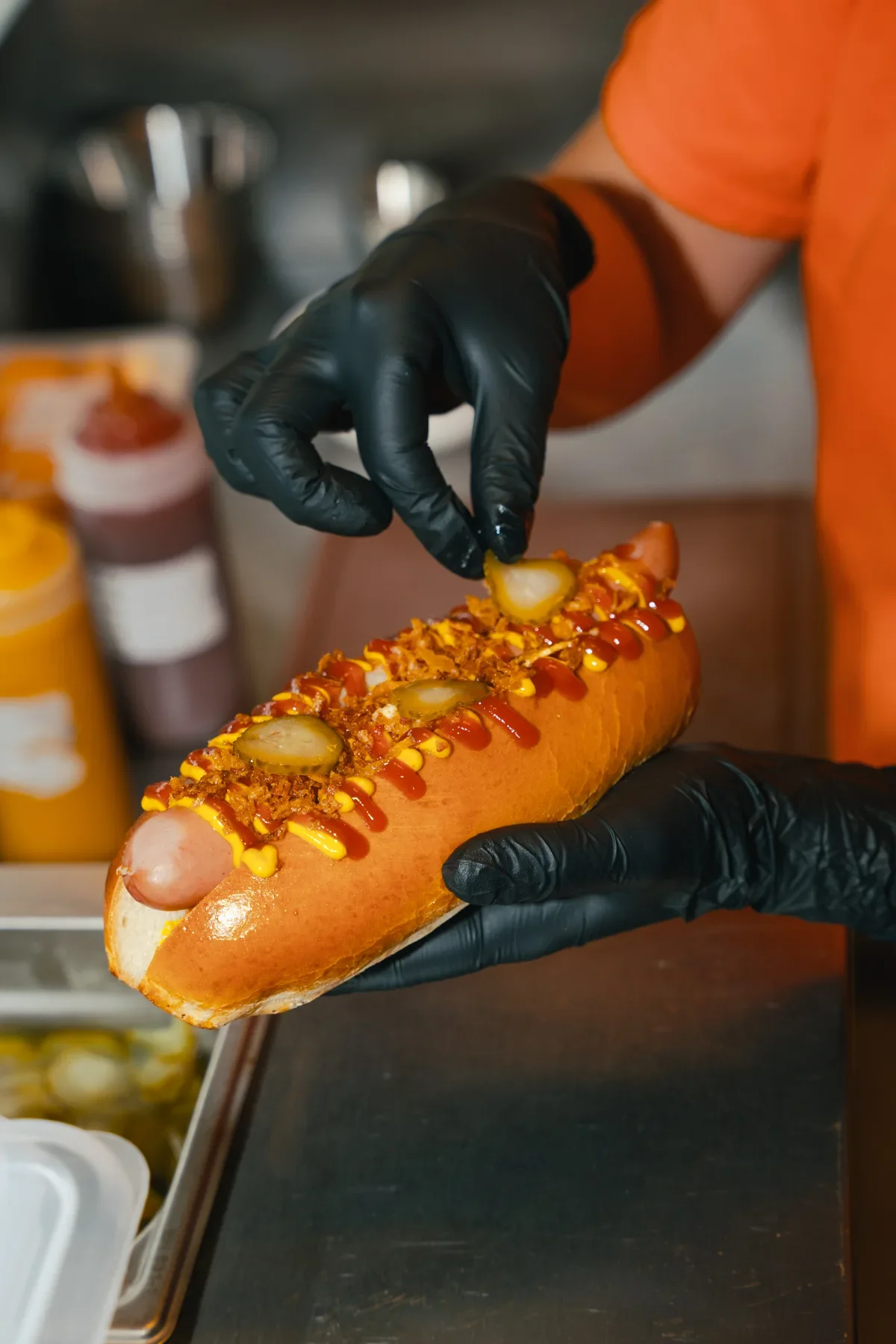 Hot dog préparé à la commande dans une cuisine