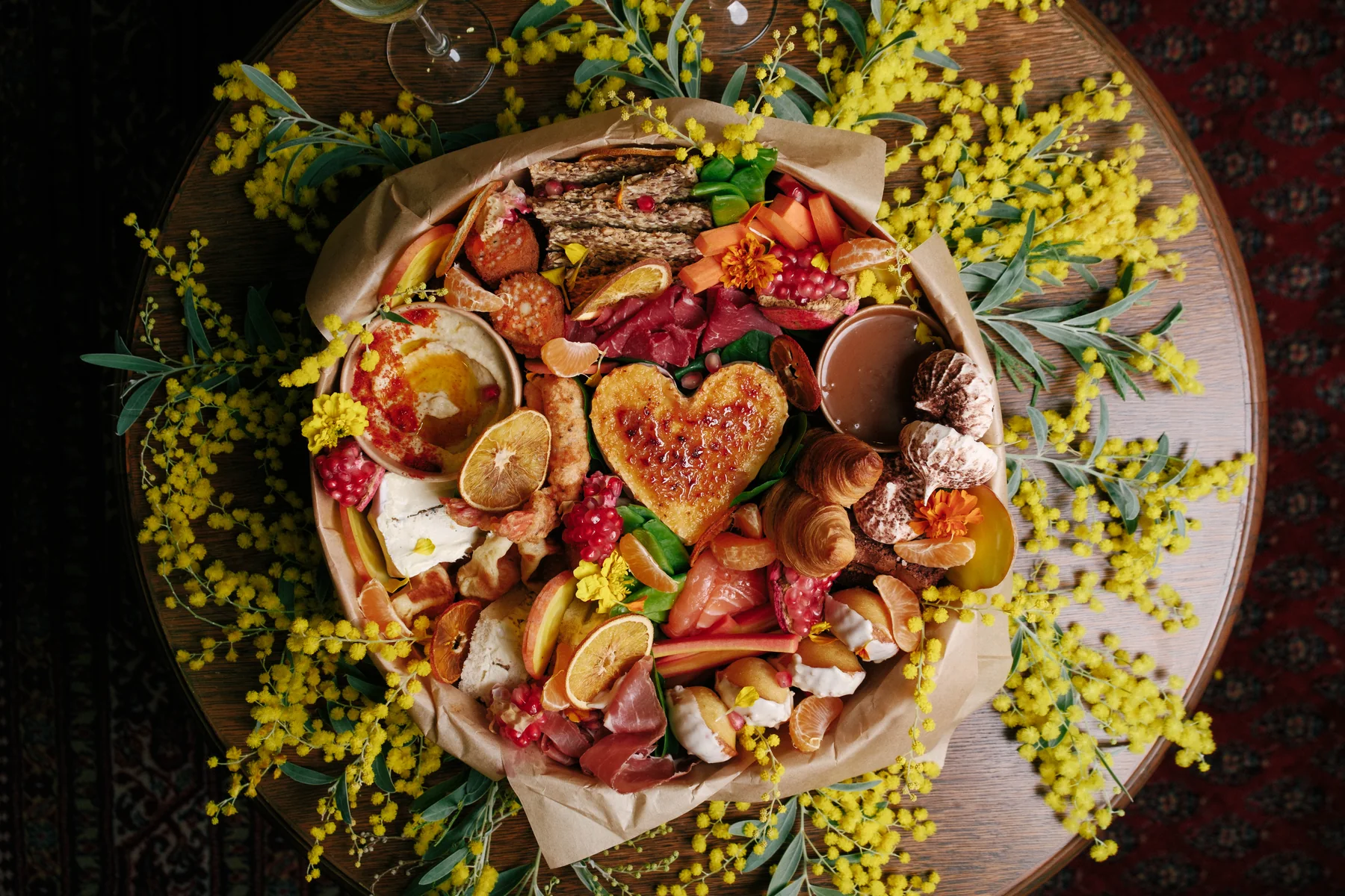 Table de produits et de plats à partager photographiée en vue de dessus