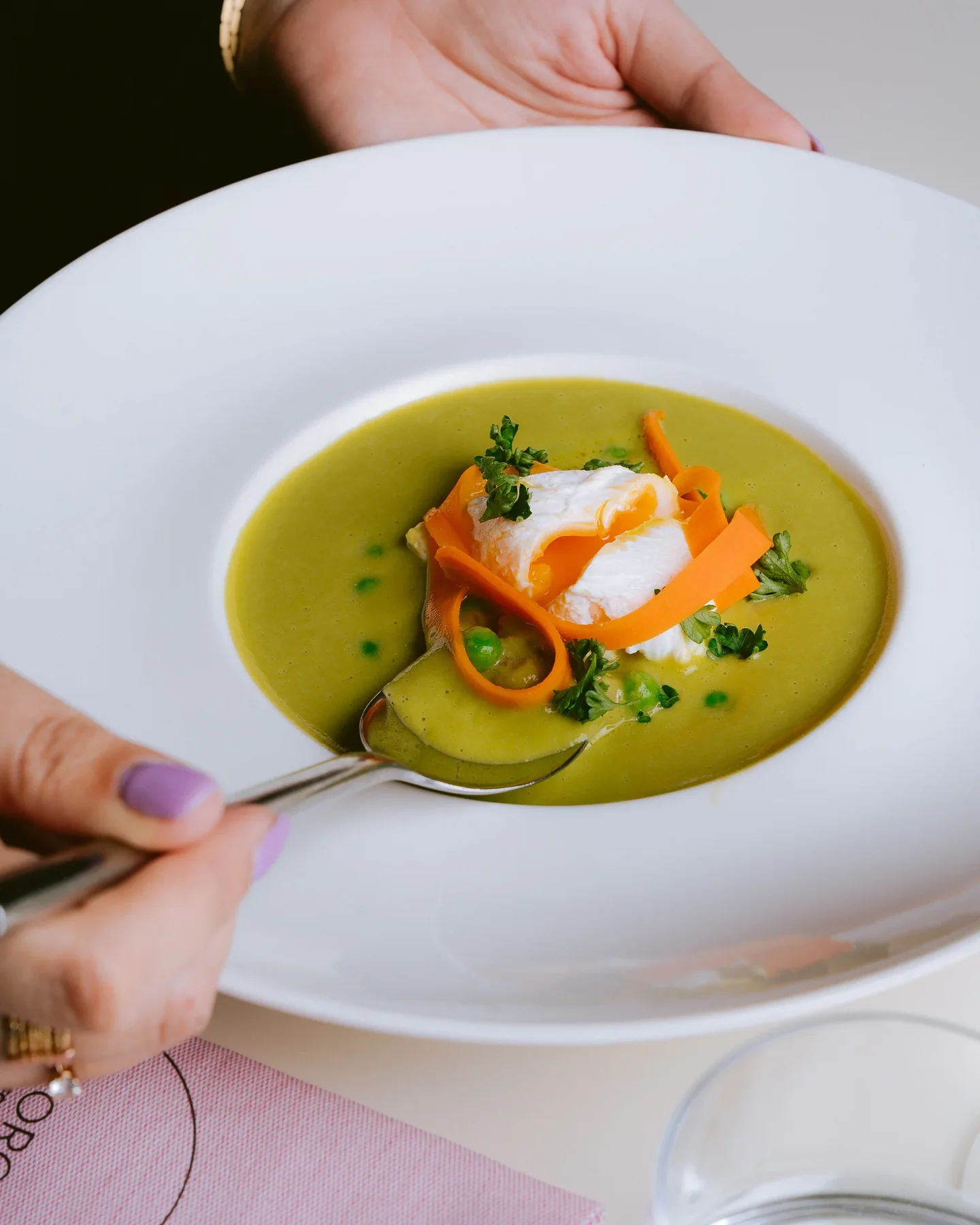 Assiette dressée et présentée à table
