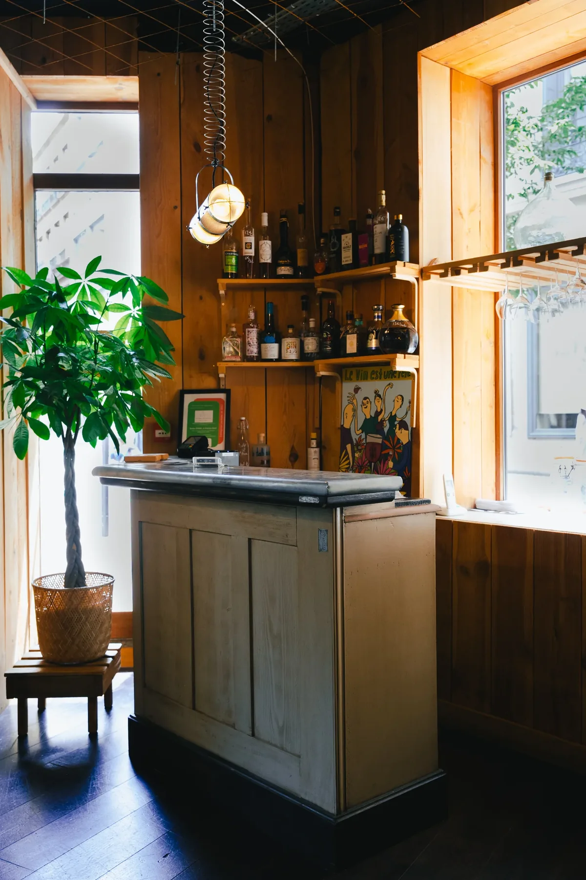 Intérieur de restaurant aux matières chaleureuses