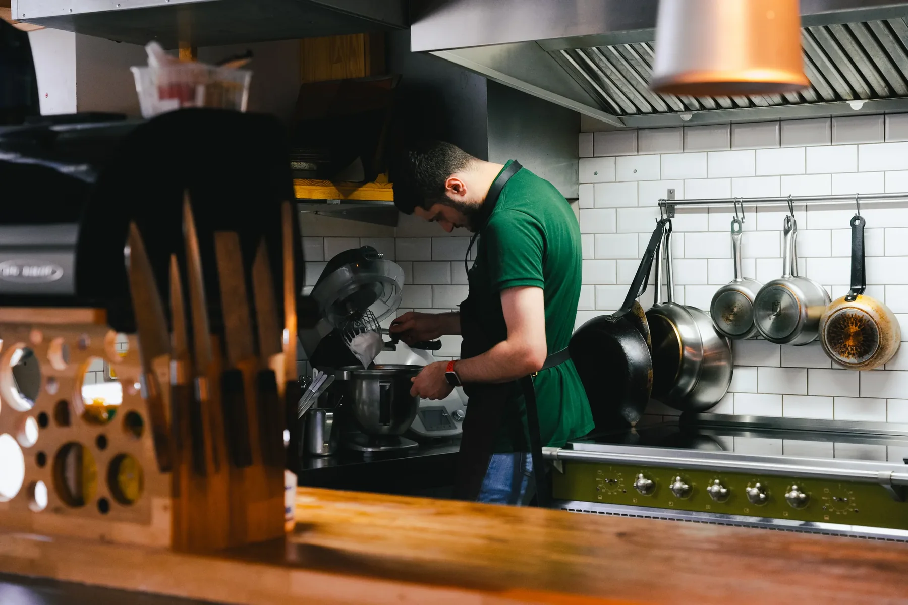 Cuisinier en préparation dans une cuisine de restaurant