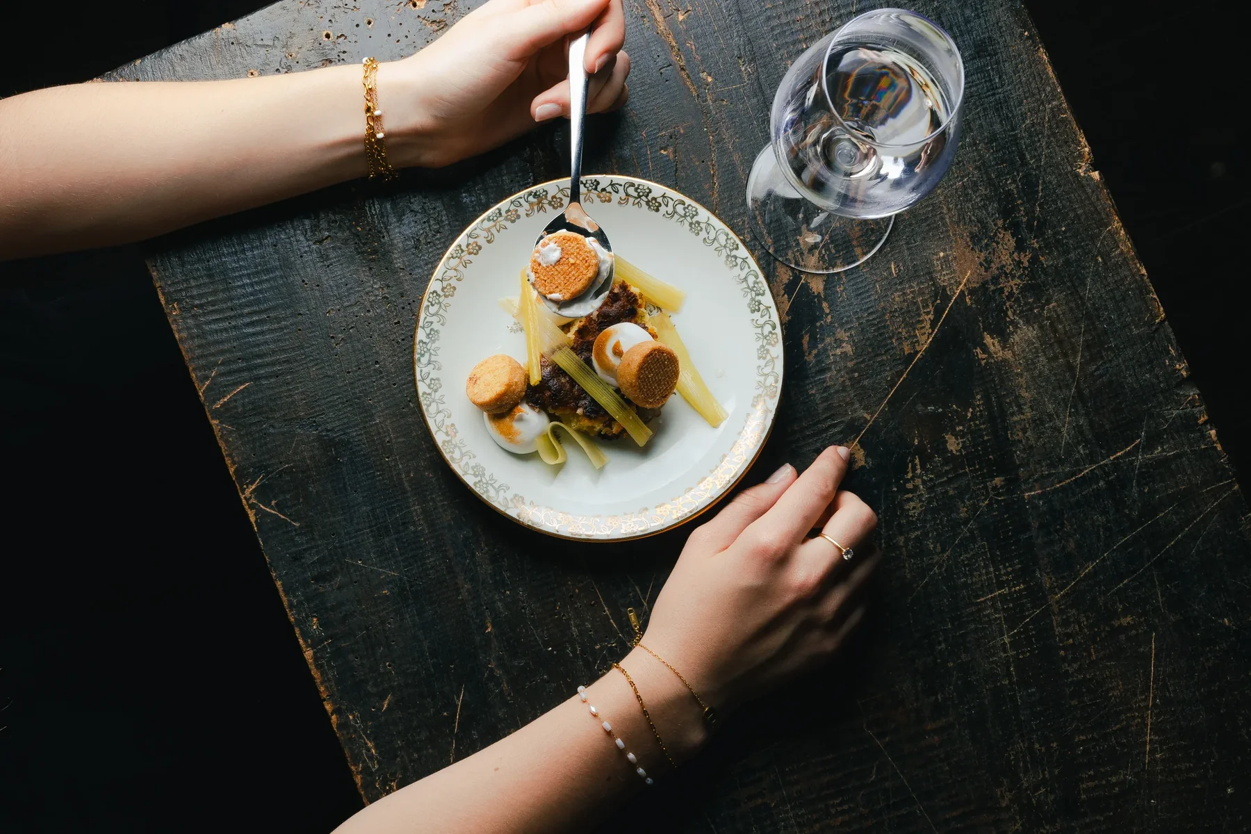 Un plat servi à table dans une lumière sombre