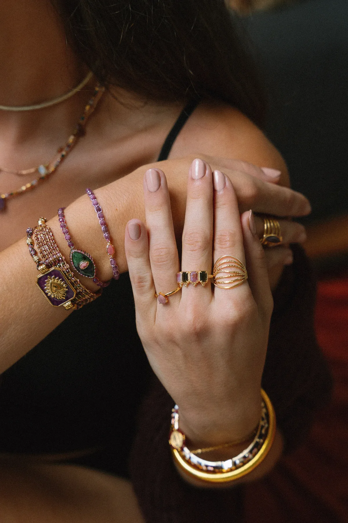 Bijoux portés dans une lumière chaude et feutrée