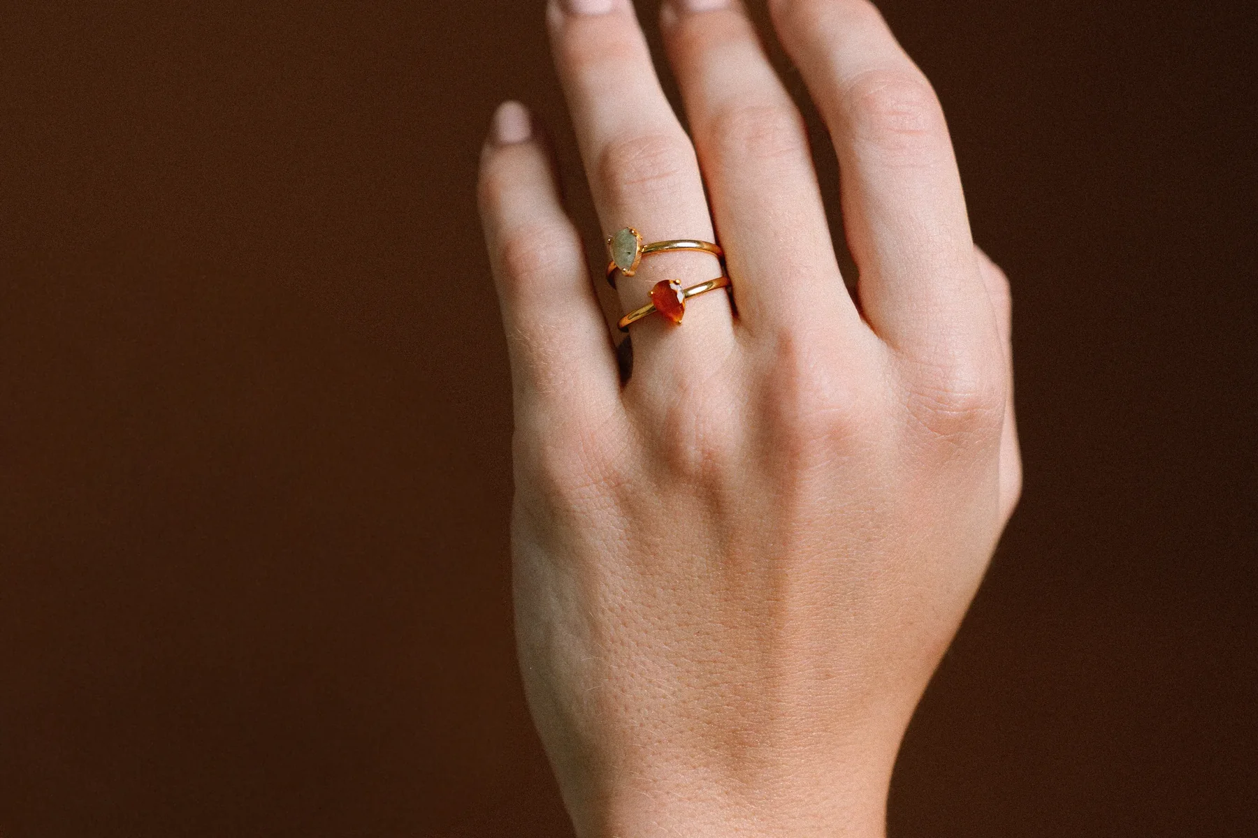 Détail d’une bague portée à la main