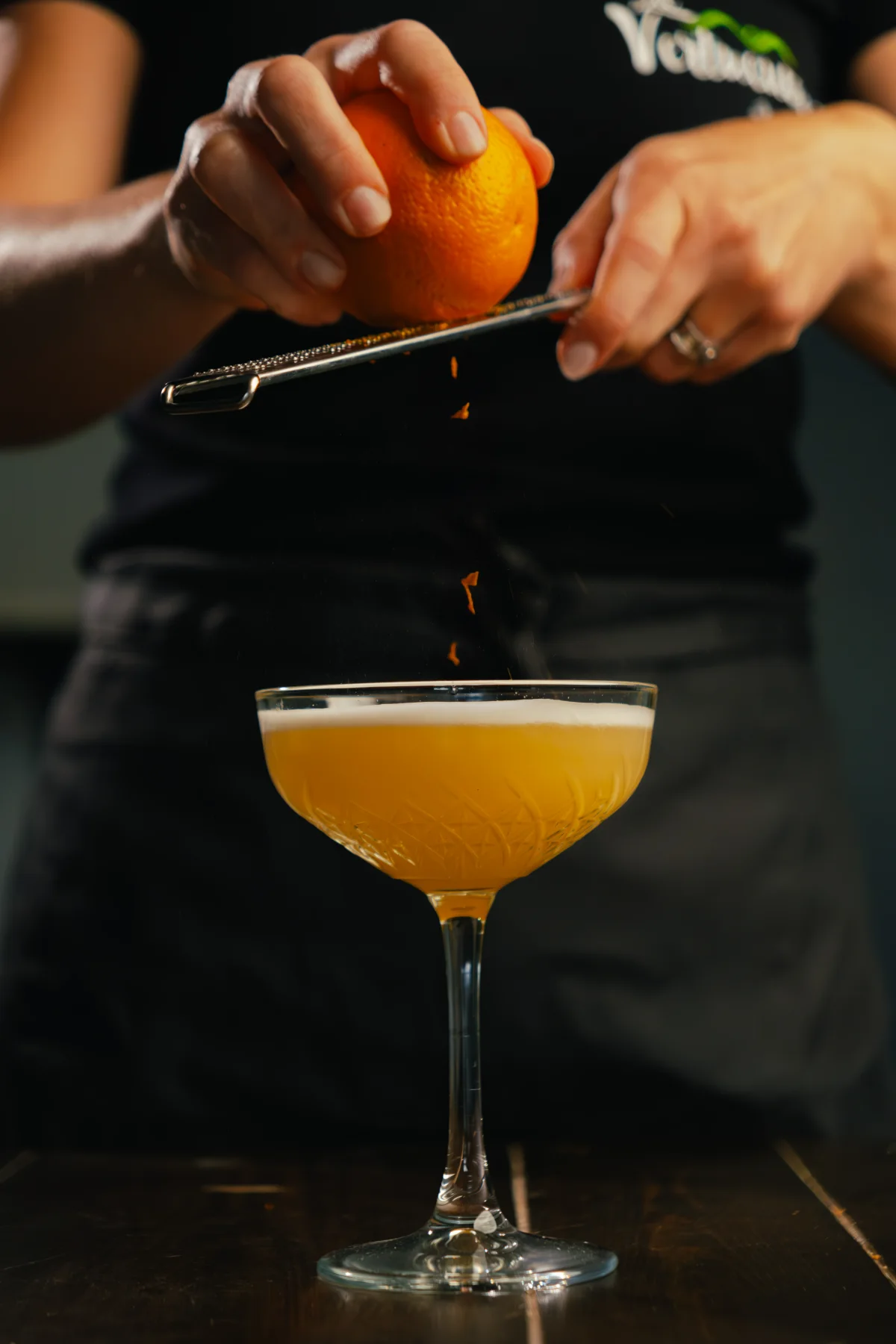 Préparation d’un cocktail à la liqueur La Vertueuse