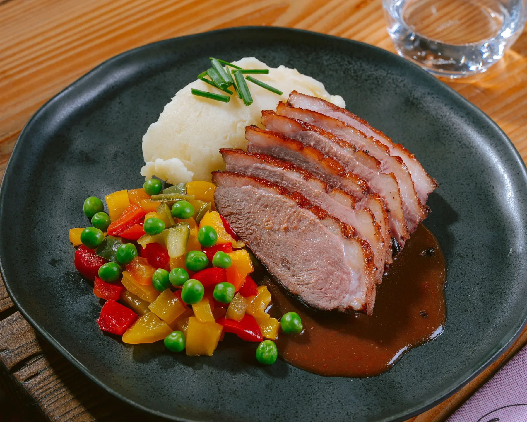 Plat de saison composé sur une assiette sombre