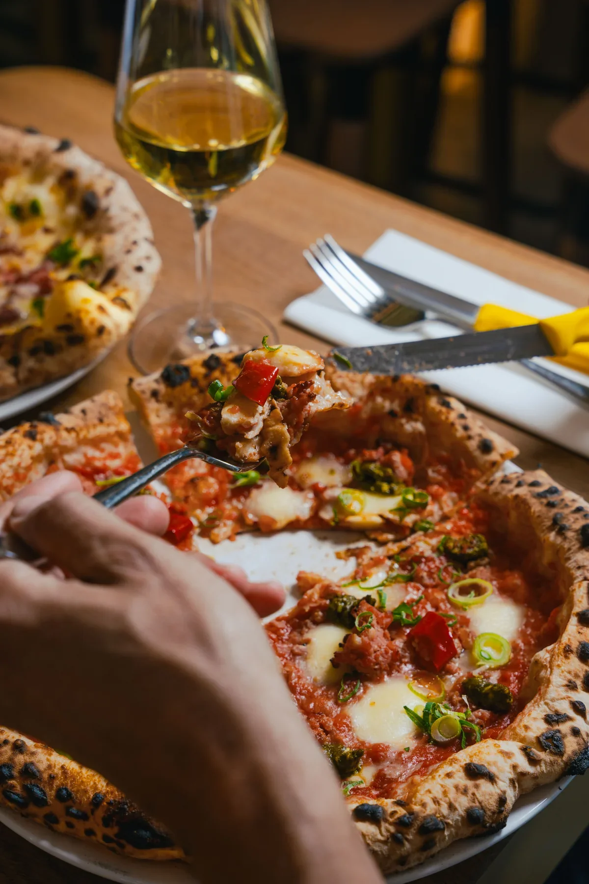 Pizza à partager sur une table