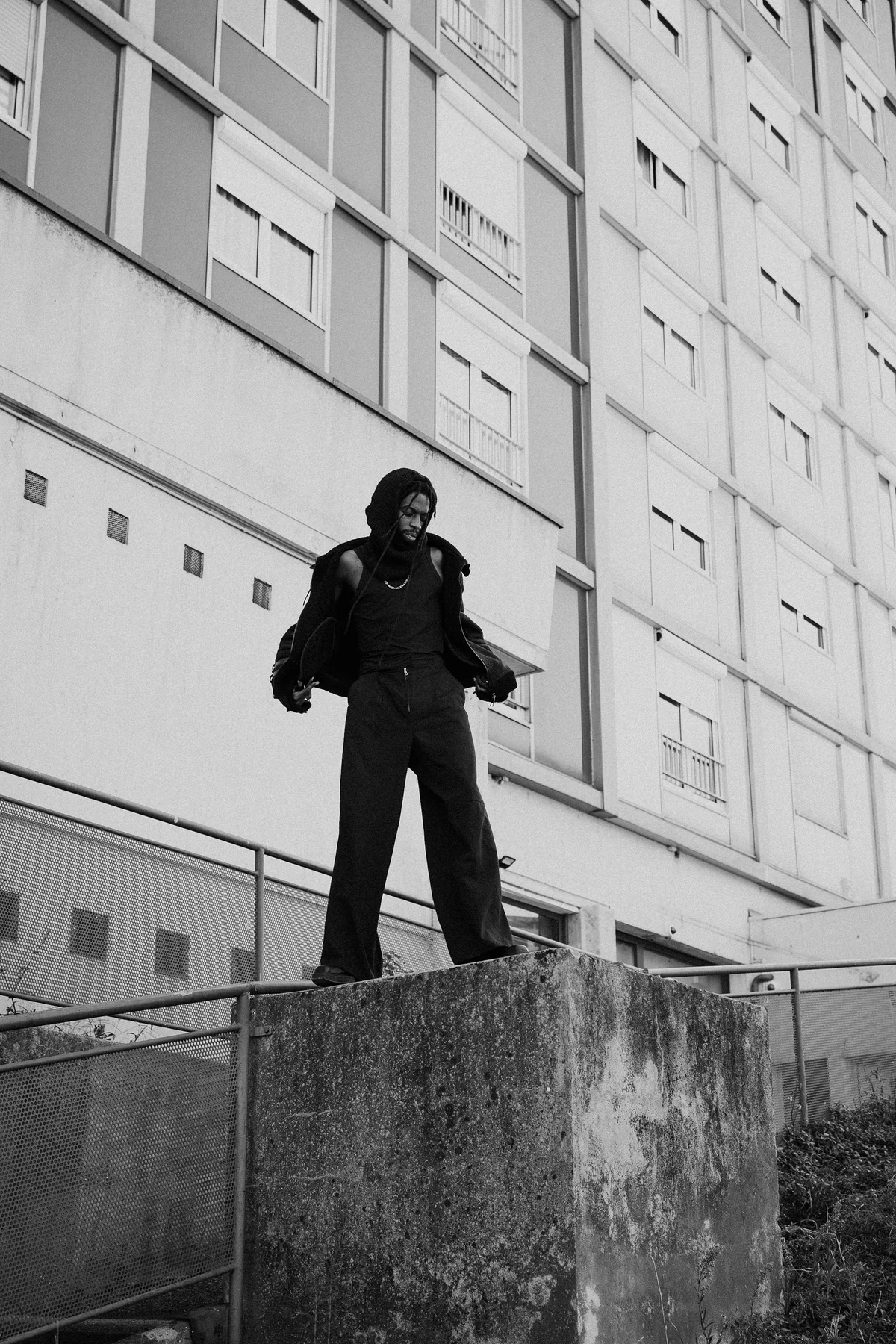 Silhouette en noir et blanc dans un décor urbain