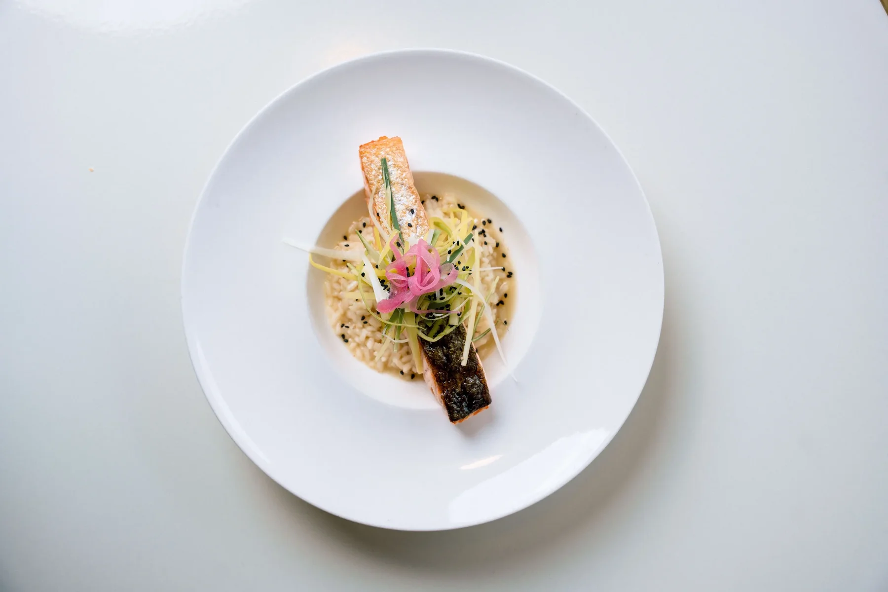 Assiette gastronomique dressée sur une grande assiette blanche